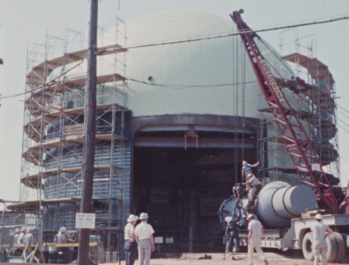 Installing the vessel in the reactor building